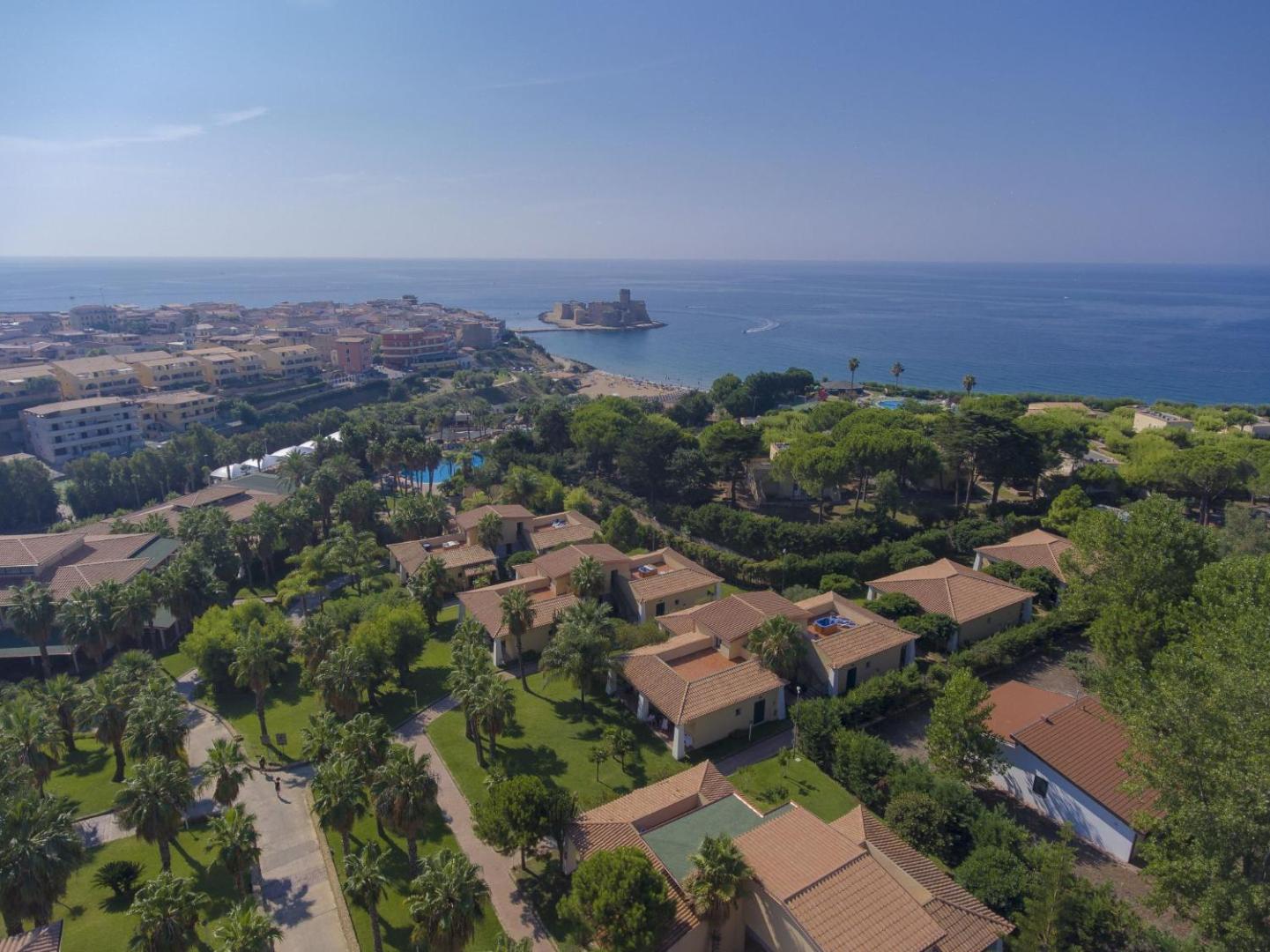 Th Le Castella Baia Degli Dei Village bungalo tipa numuri dārza vidū ar skatu uz pilsētu un jūras piekrasti