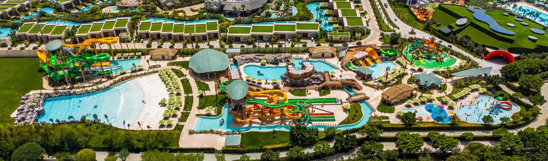 Regnum The Crown plašais akvaparks no putna lidojuma Belekā — baseini, krāsaini slidkalniņi un atpūtas zonas zaļā teritorijā