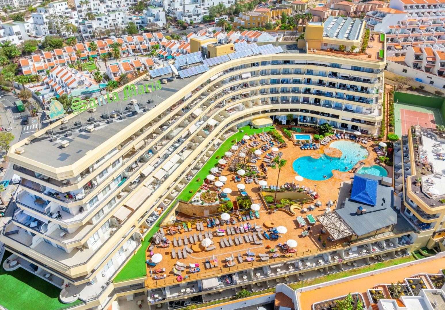 Hovima Santa Maria viesnīcas ēka un plašais baseinu komplekss Kosta Adehe, Tenerifē — skats no augšas uz sauļošanās terasēm un atpūtas zonu