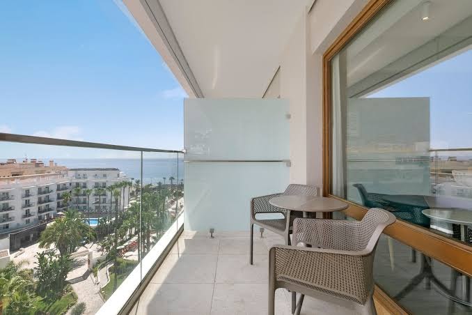 Sol Torremolinos Don Pablo numura balkons ar krēsliem un galdiņu, no kura paveras skats uz kūrortu un jūru
