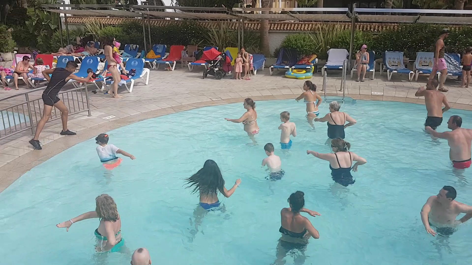 Viesnīcas Sol Torremolinos Don Pablo āra baseins ar viesiem, kuri piedalās ūdens aerobikas nodarbībā profesionāla trenera vadībā Spānijas kūrortā