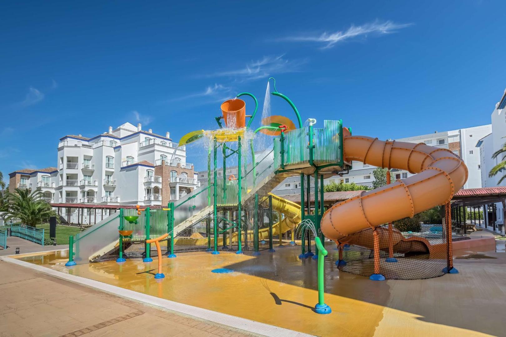 Occidental Torremolinos Playa bērnu ūdens atrakciju parks ar slidkalniņiem un ūdens spaiņiem — izklaides zona ģimenēm ar bērniem