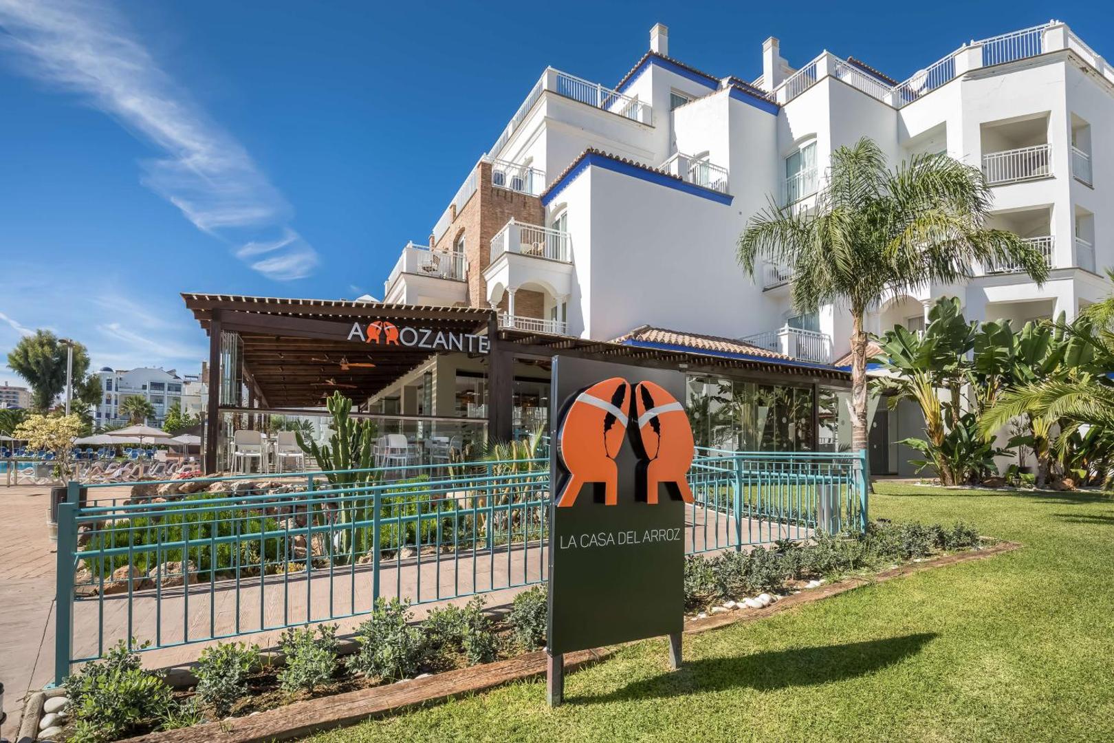 Viesnīcas Occidental Torremolinos Playa restorāns La Casa del Arroz ar āra terasi un dārzu Spānijas kūrortā.