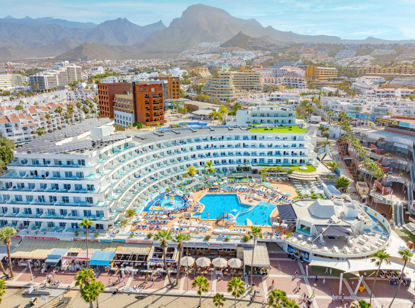 Hovima La Pinta Beachfront Family Hotel skats no augšas uz baseinu kompleksu un apkārtējiem kalniem Kostadeje, Tenerifē