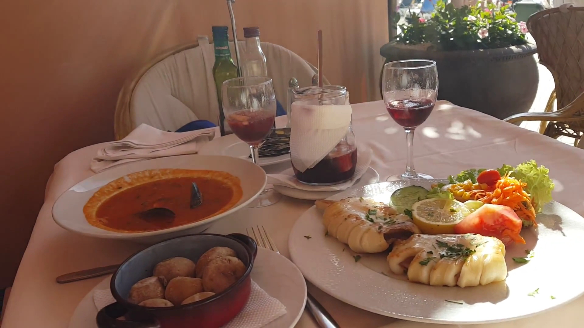 Pusdienu galds Hovima La Pinta viesnīcā ar jūras veltēm, zupu un atspirdzinošiem dzērieniem uz terases Tenerifes saulē