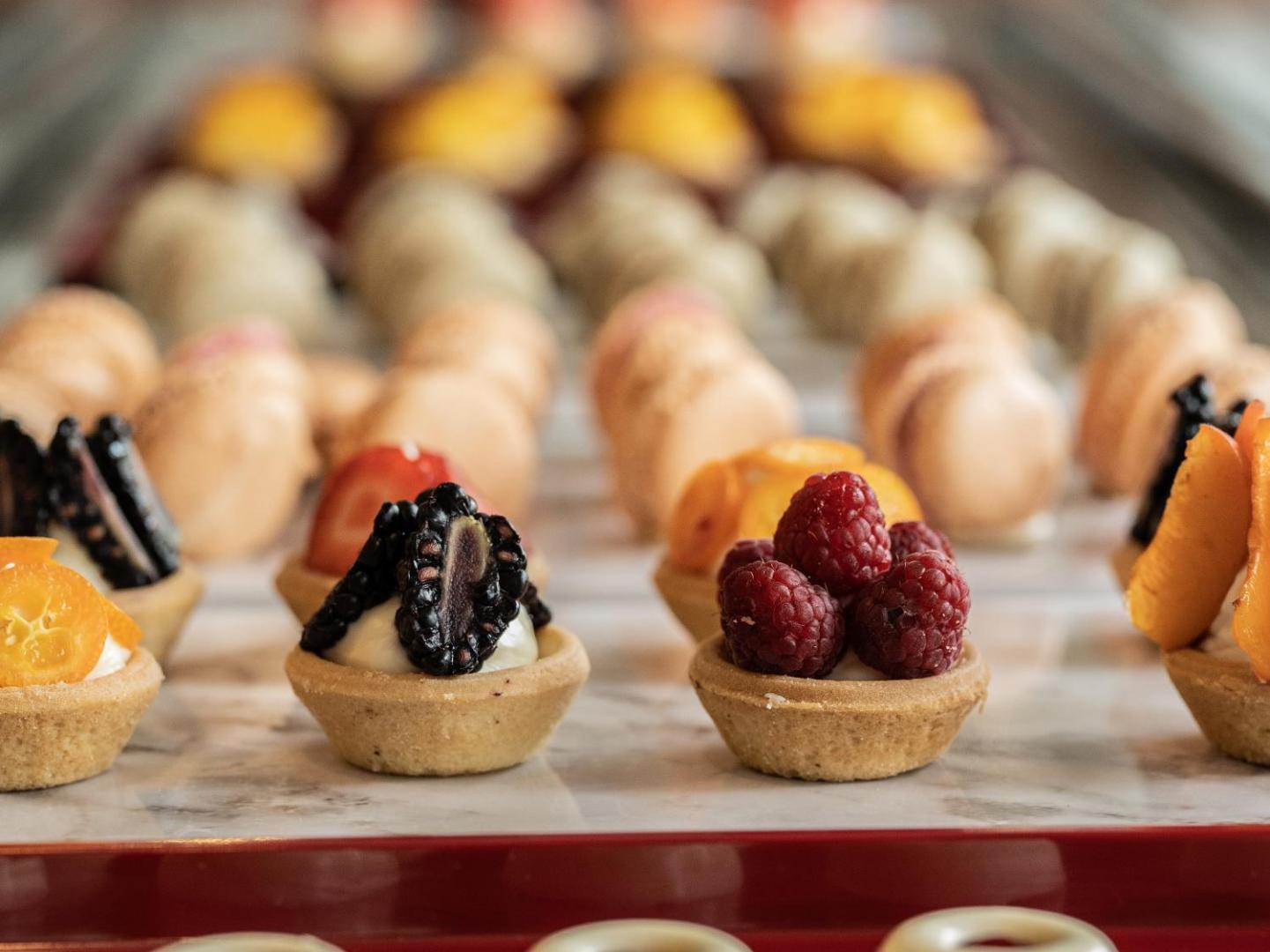 Smalki deserti un groziņi ar svaigām ogām Grecotel Costa Botanica restorāna bufetes piedāvājumā
