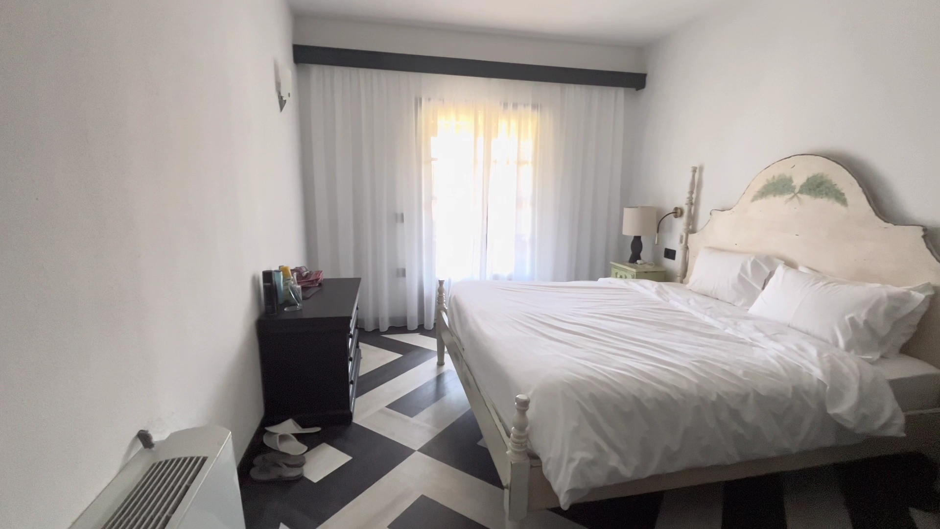 Grecotel Costa Botanica gaišs numurs ar klasisku interjeru, rakstainu grīdu un lielu gultu Korfu piekrastē.