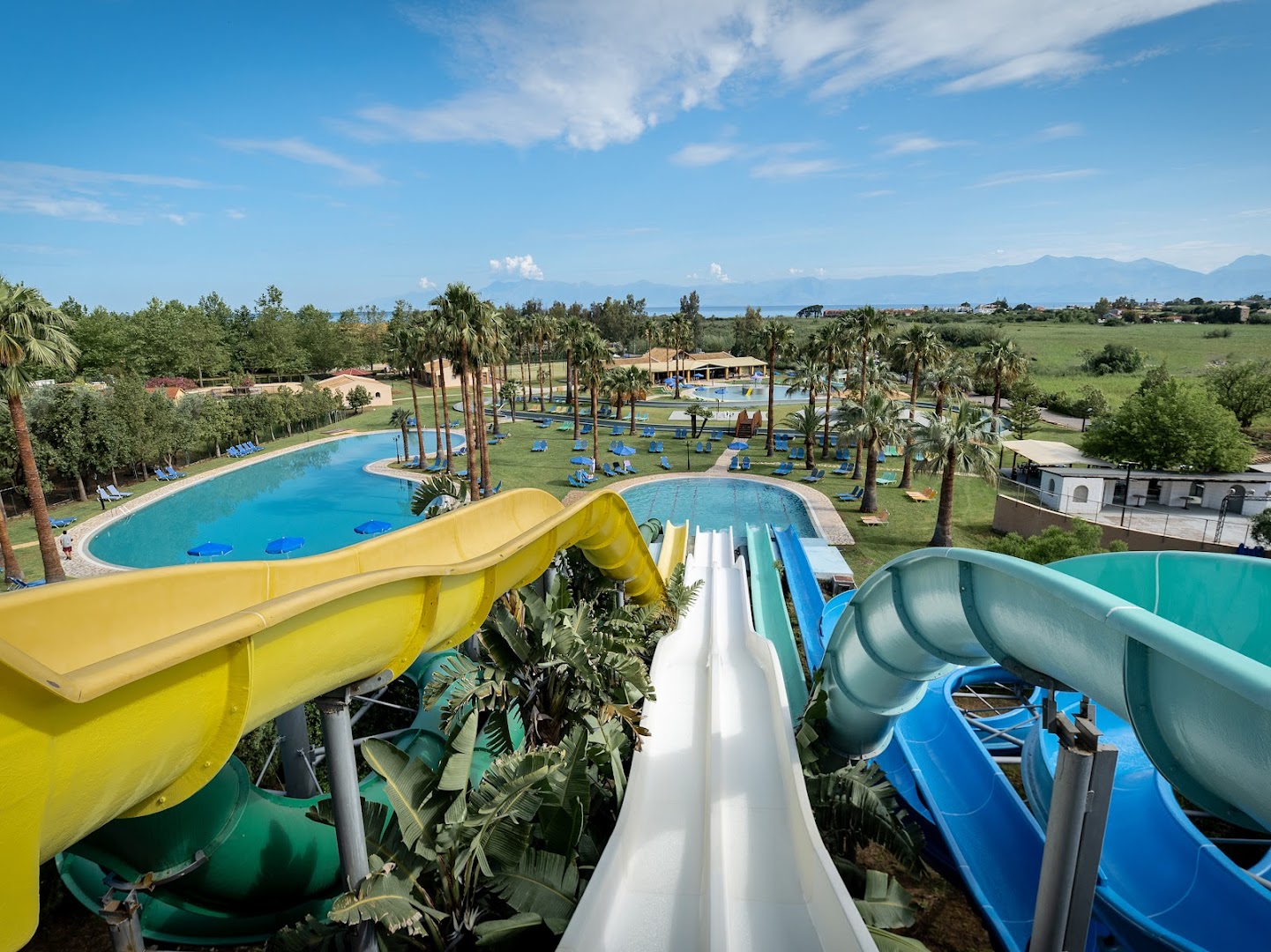 Grecotel Costa Botanica akvaparks ar krāsainiem ūdens slidkalniņiem un plašu baseinu zonu Korfu salas ziemeļos, ieskauts zaļojošā dārzā.