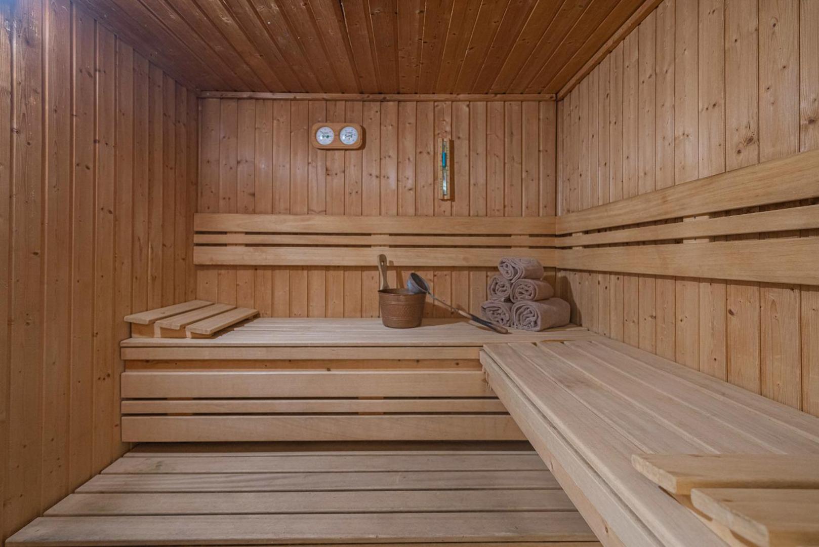 Grifid Hotel Arabella spa zonas koka sauna ar vairākiem līmeņiem, dvieļiem un pirts piederumiem atpūtai pēc peldes