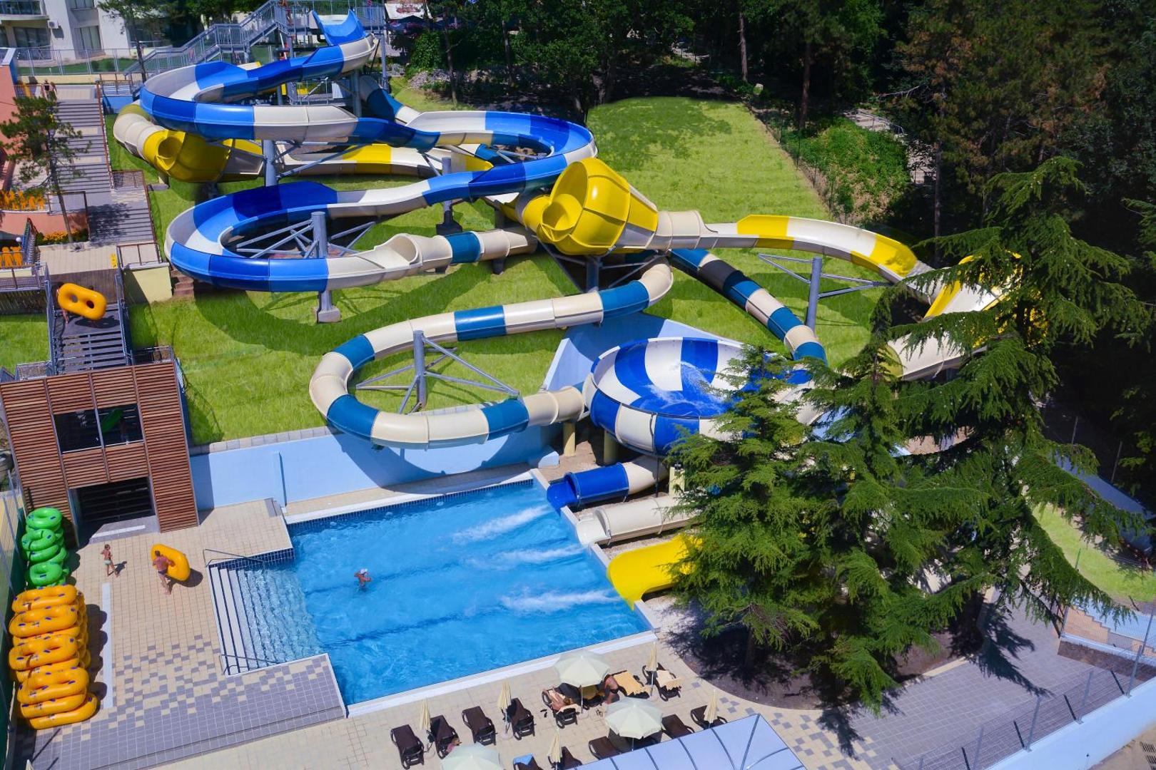 Grifid Club Hotel Bolero akvaparks ar krāsainiem slidkalniņiem un baseinu priežu meža ielokā Zelta smilšu kūrortā