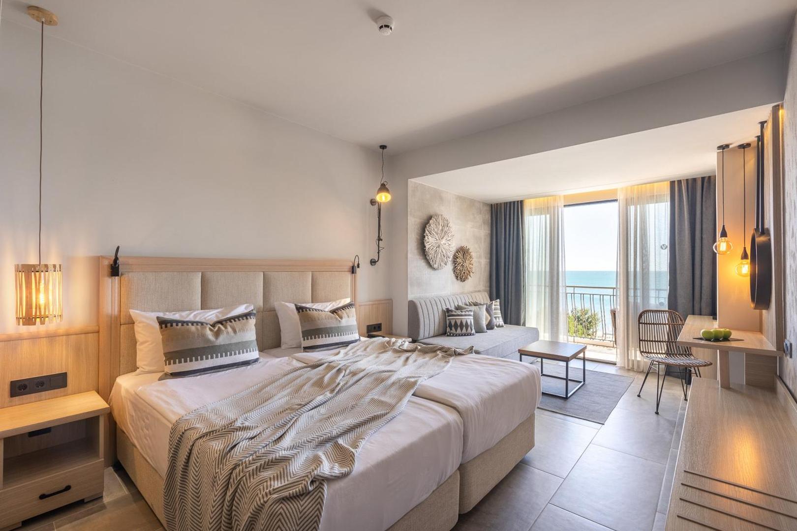 GRIFID Vistamar Hotel gaišs divvietīgs numurs ar balkonu un skatu uz jūru — moderns interjers ar koka elementiem