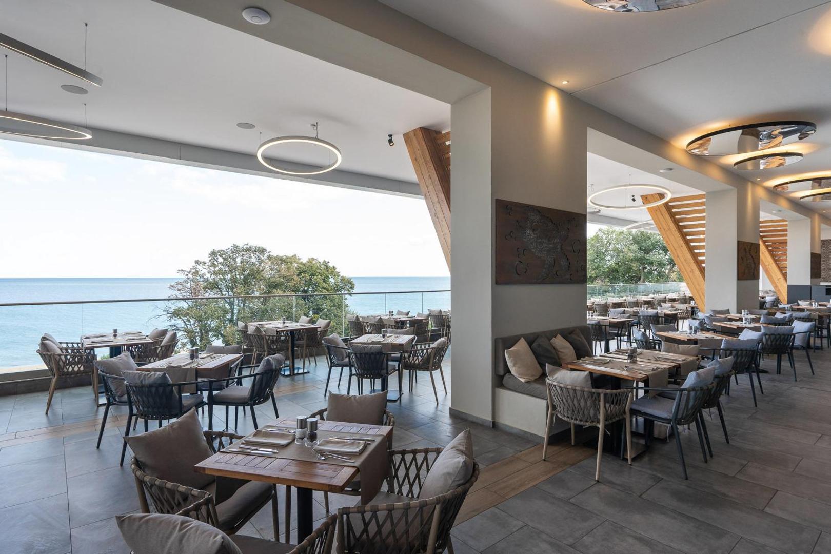 GRIFID Vistamar Hotel restorāna terase ar modernām mēbelēm un panorāmas skatu uz Melno jūru