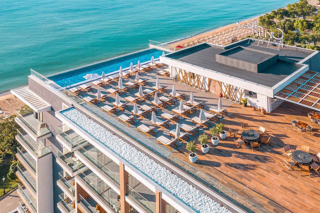 GRIFID Vistamar Hotel skats no augšas uz jumta terasi ar baseinu, sauļošanās krēsliem un skatu uz Melno jūru