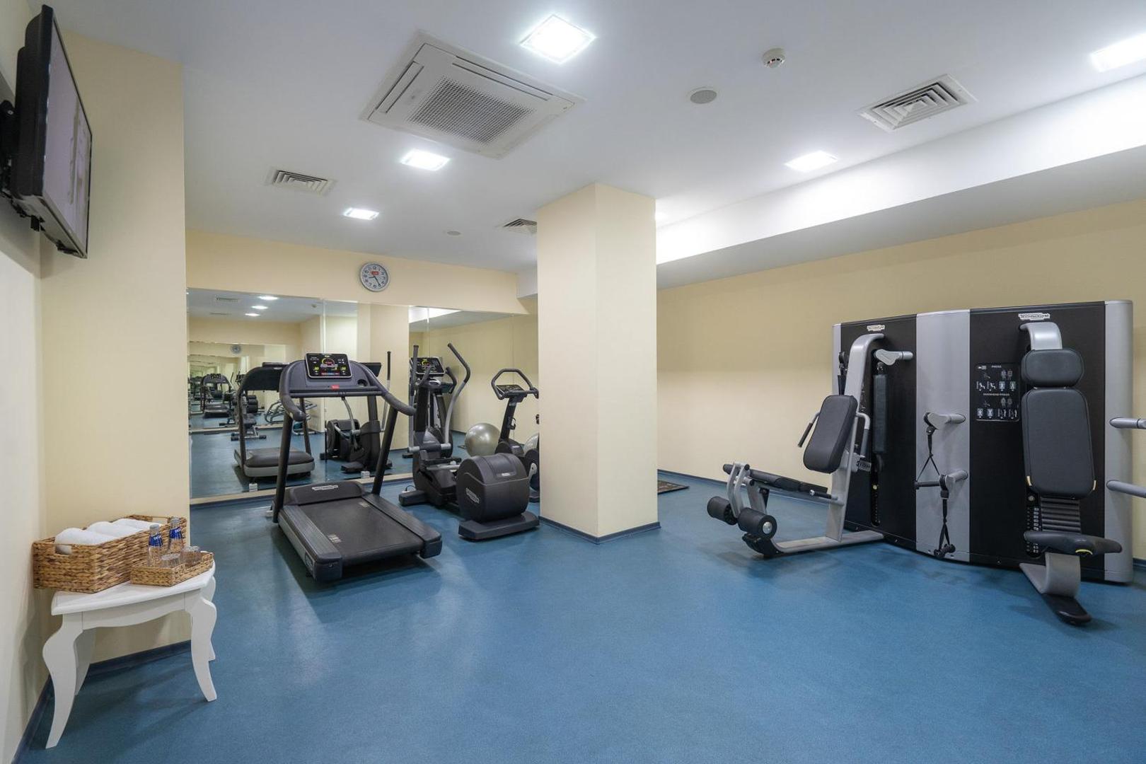 GRIFID Metropol Hotel fitnesa zāle ar moderniem skrejceļiem un spēka trenažieriem — gaišas telpas aktīvai atpūtai Zelta smiltīs