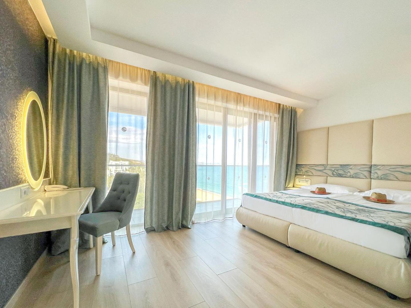 GRIFID Metropol Hotel gaišs numurs ar lielu gultu, darba galdu un skatu uz jūru caur plašiem logiem