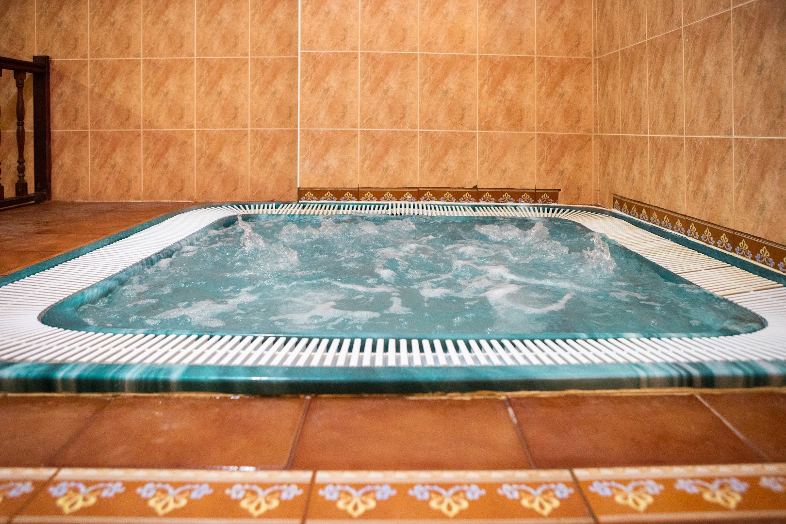 Villa de Adeje Beach iekštelpu džakuzi ar burbuļojošu ūdeni un siltu flīžu apdari spa zonā Tenerifē