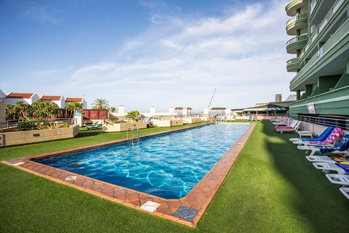 Villa de Adeje Beach garais peldbaseins ar sauļošanās krēsliem un skatu uz okeāna horizontu Tenerifē, Spānijā