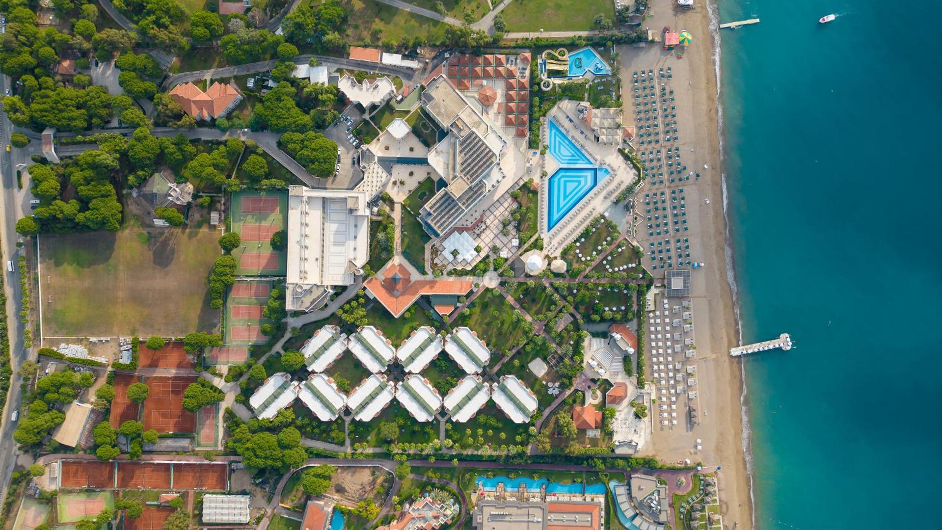Adora Hotel & Resort teritorijas plāns no augšas — baseini, dārza celiņi, bungalo tipa numuri un tieša pieeja smilšu pludmalei