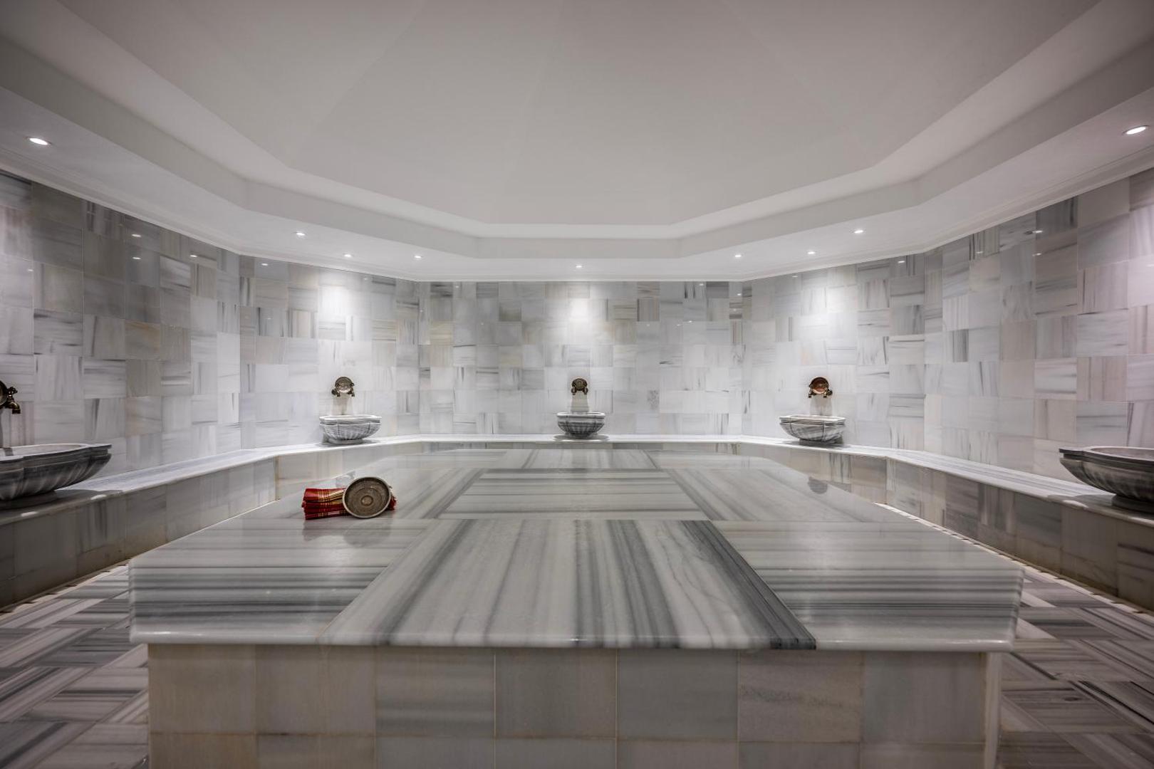 Adora Hotel & Resort spa centra tradicionālais turku hamams ar marmora apdari un akmens masāžas galdu relaksācijai