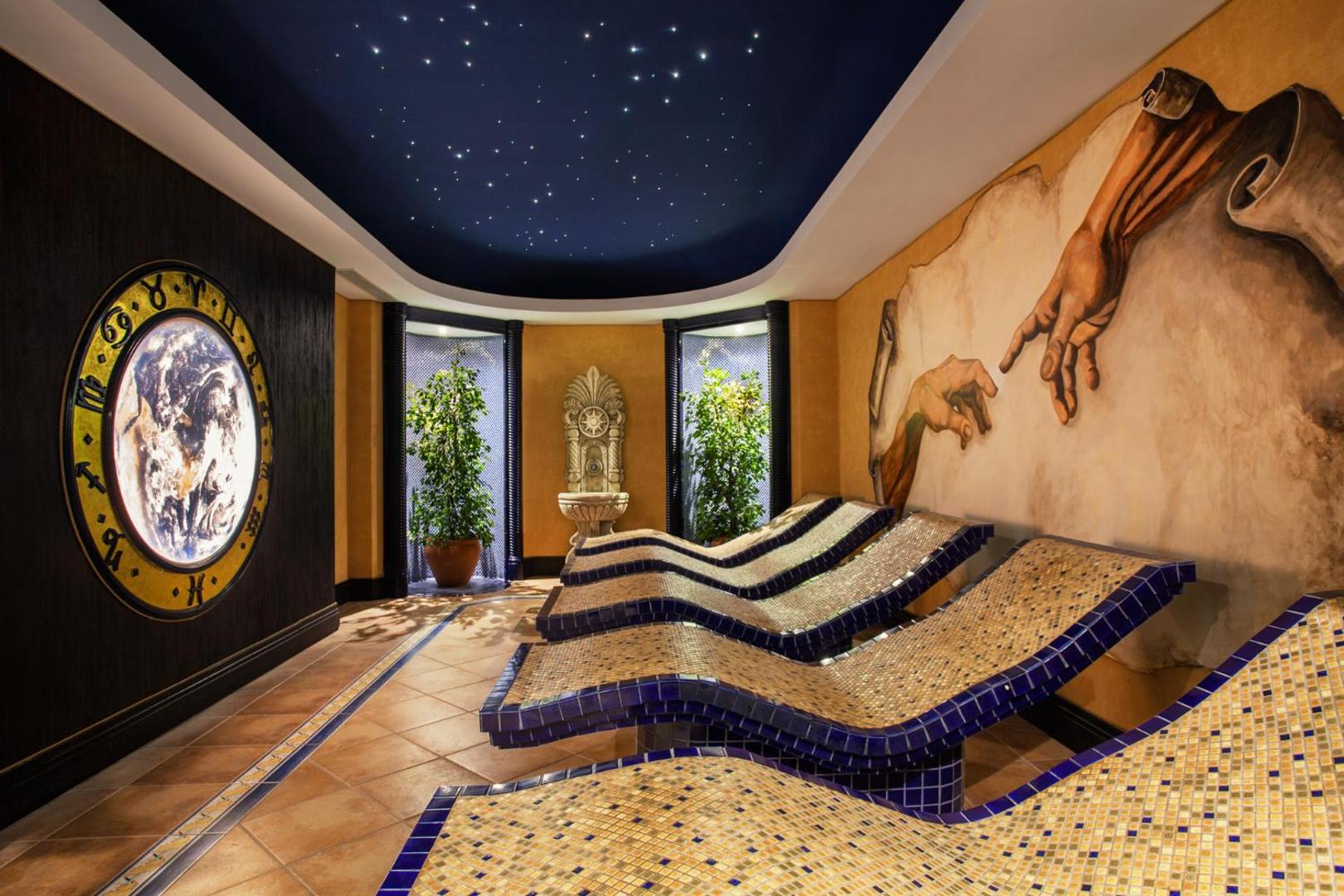 Balmy Foresta spa atpūtas telpa ar mozaīkas krēsliem, zvaigžņotām debesīm un mākslas darbiem pie sienām Turcijā