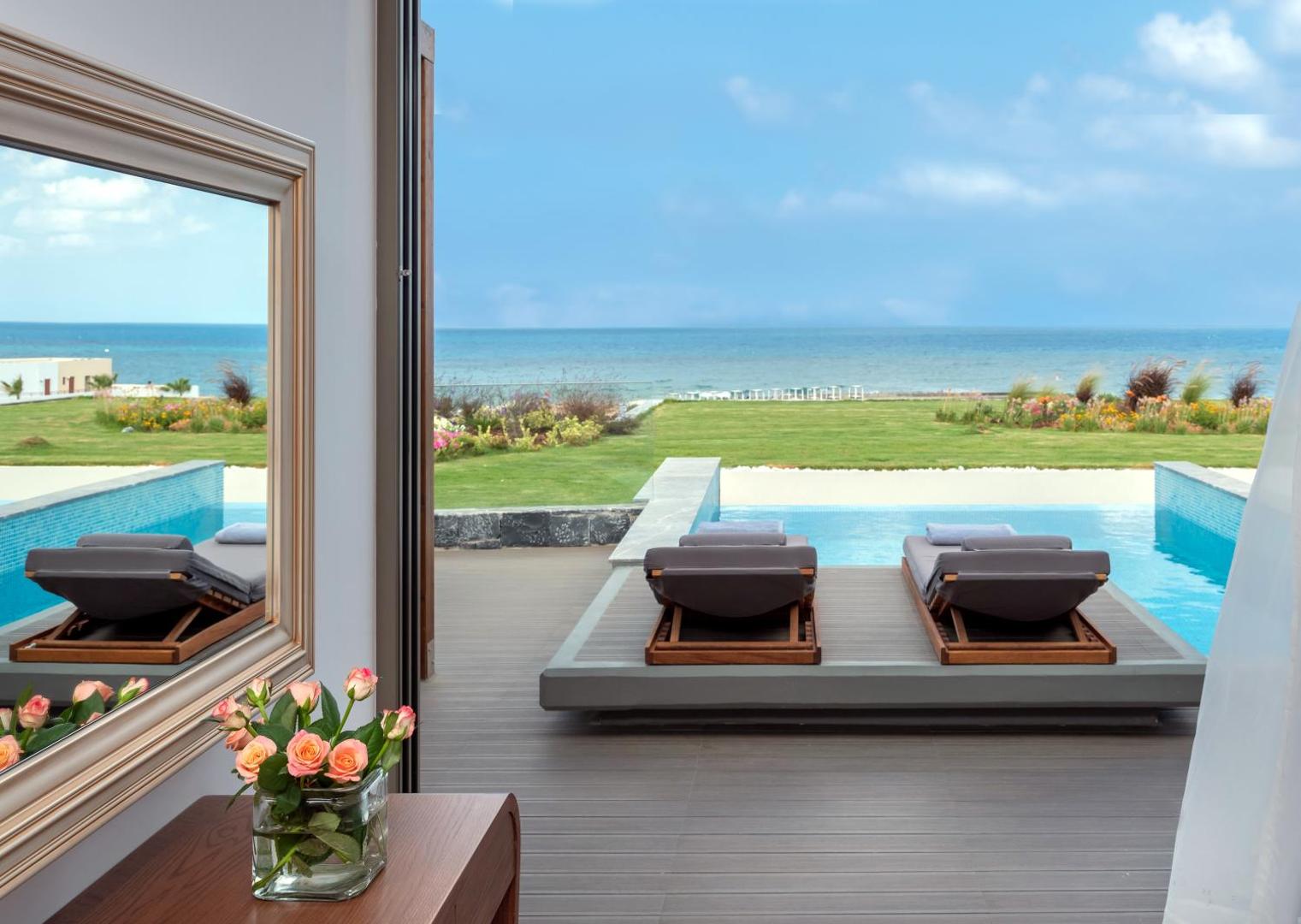 Skats no Nana Princess Suites Villas & Spa numura terases uz privāto baseinu un Vidusjūru Krētas piekrastē