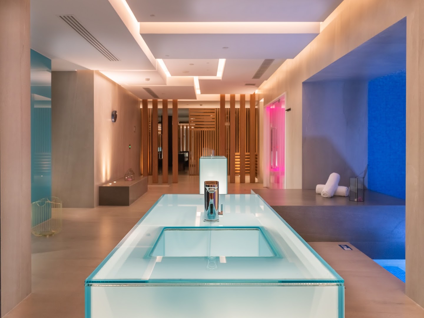 Nana Princess Suites Villas & Spa spa zonas interjers ar modernu apgaismojumu, stikla elementiem un relaksācijas zonu