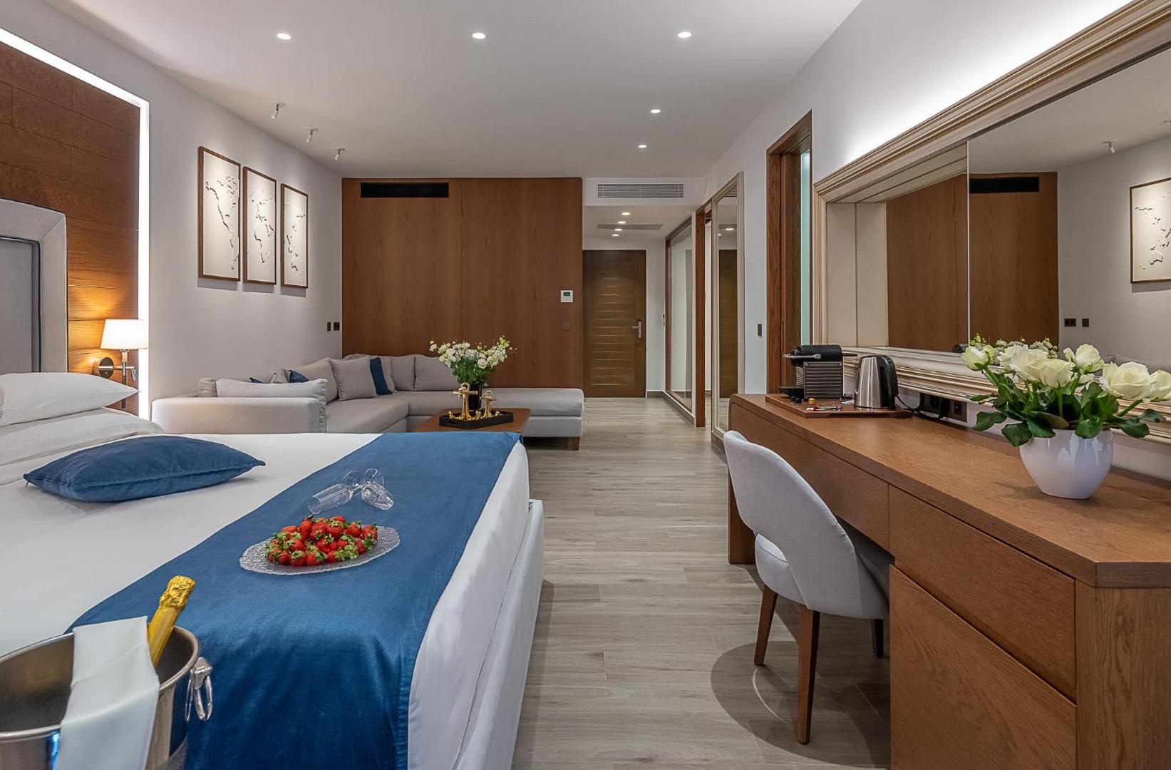 Plašs Nana Princess Suites Villas & Spa numurs ar atpūtas zonu, dīvānu un sagaidīšanas uzkodām Hersonisā