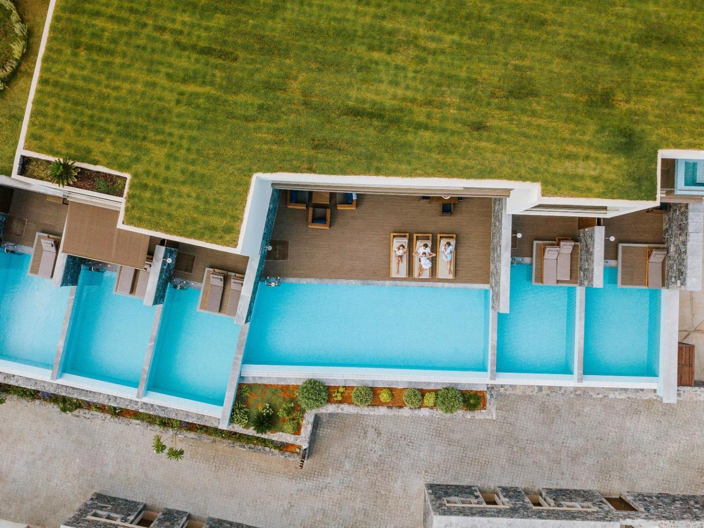 Nana Princess Suites Villas & Spa numuri ar tiešu piekļuvi baseinam — skats no augšas uz privātajām terasēm un zālāju