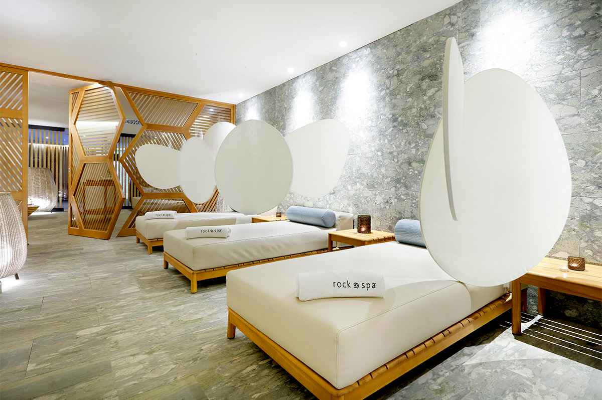 Mūsdienīga atpūtas telpa Hard Rock Hotel Tenerife spa zonā ar ērtiem zviļņiem, akmens sienām un dizaina elementiem relaksācijai.