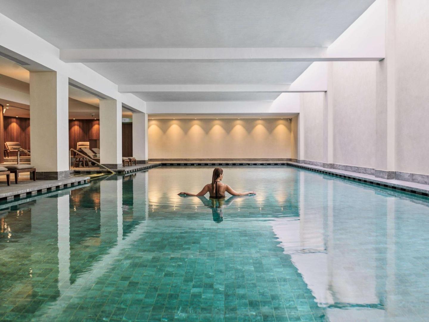 Cap St Georges Hotel & Resort iekštelpu spa baseins Kiprā — plaša atpūtas zona ar tirkīzzilu ūdeni un mierīgu atmosfēru
