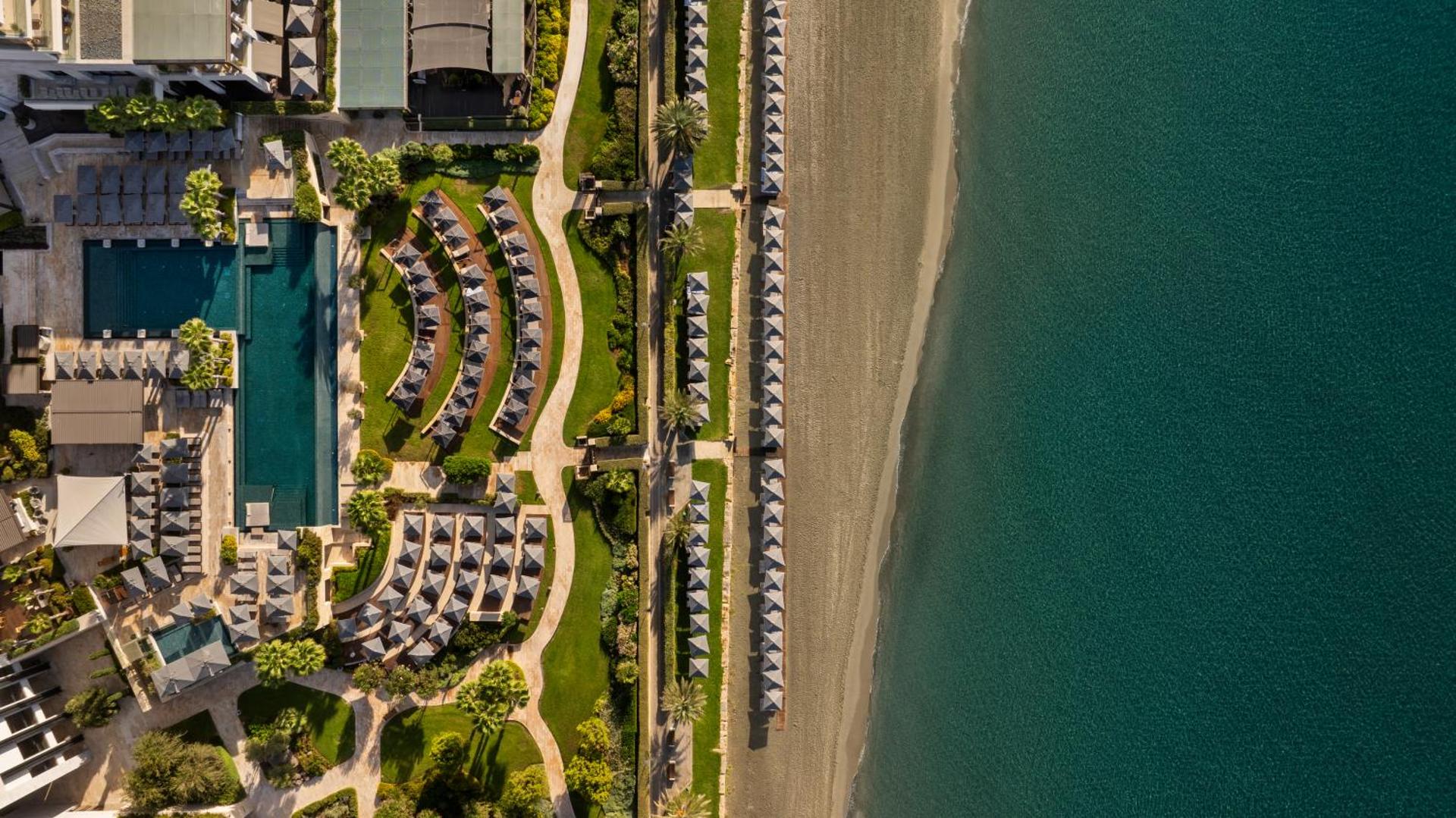Amara Hotel aerofoto skats no augšas — viesnīcas teritorija, baseini, dārzi un privātā pludmale Limasolā
