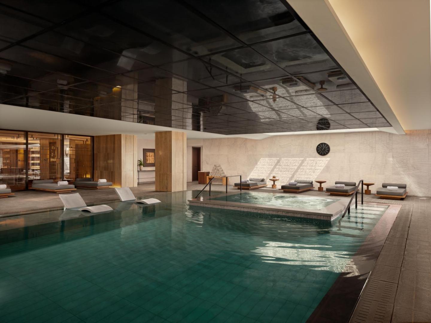 Amara Hotel grezns iekštelpu spa baseins ar džakuzi zonu, modernu apgaismojumu un atpūtas gultām relaksācijai