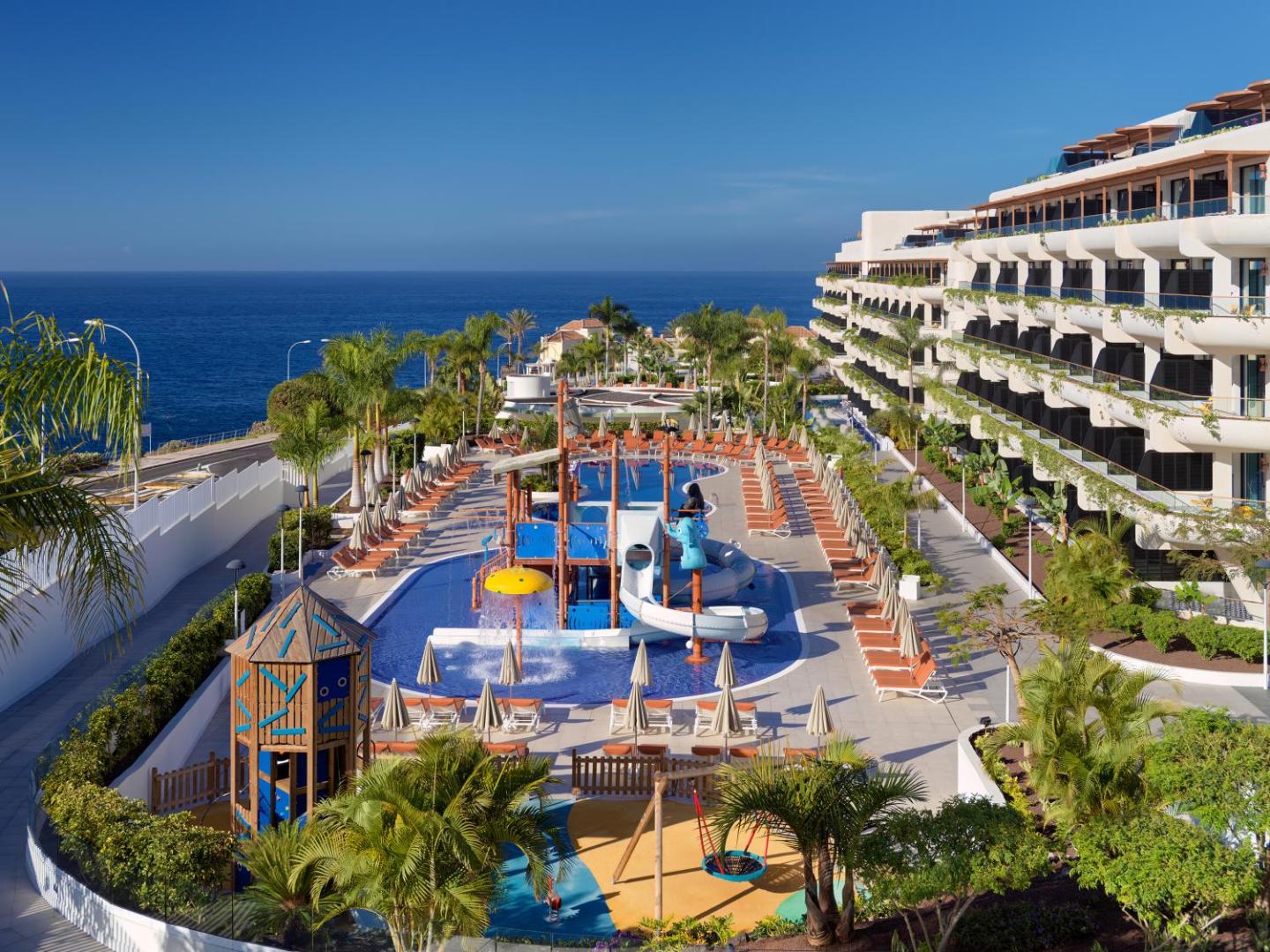 H10 Atlantic Sunset Horizons Collection bērnu ūdens atrakciju parks ar slidkalniņiem un rotaļu laukumu Tenerifes piekrastē.