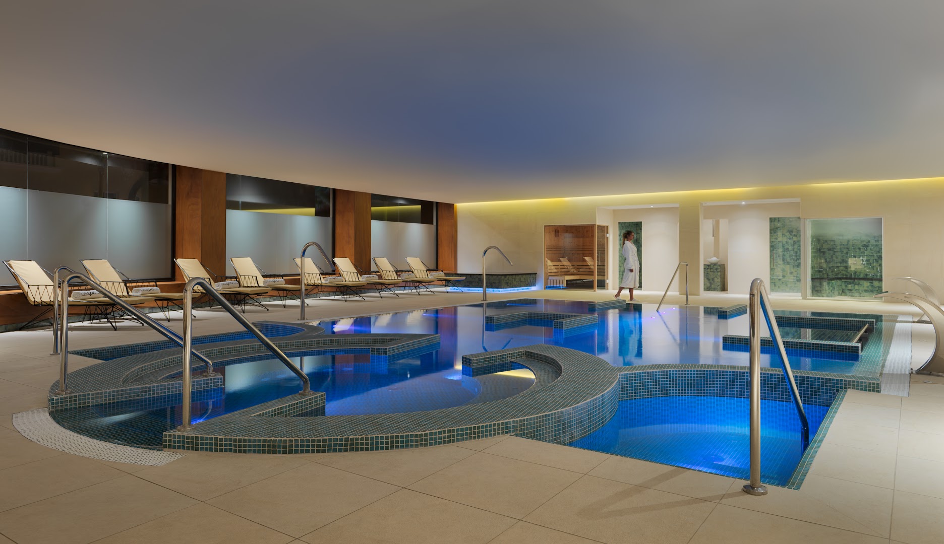 H10 Atlantic Sunset spa centrs ar iekštelpu baseinu, hidromasāžas zonām un atpūtas krēsliem Tenerifē