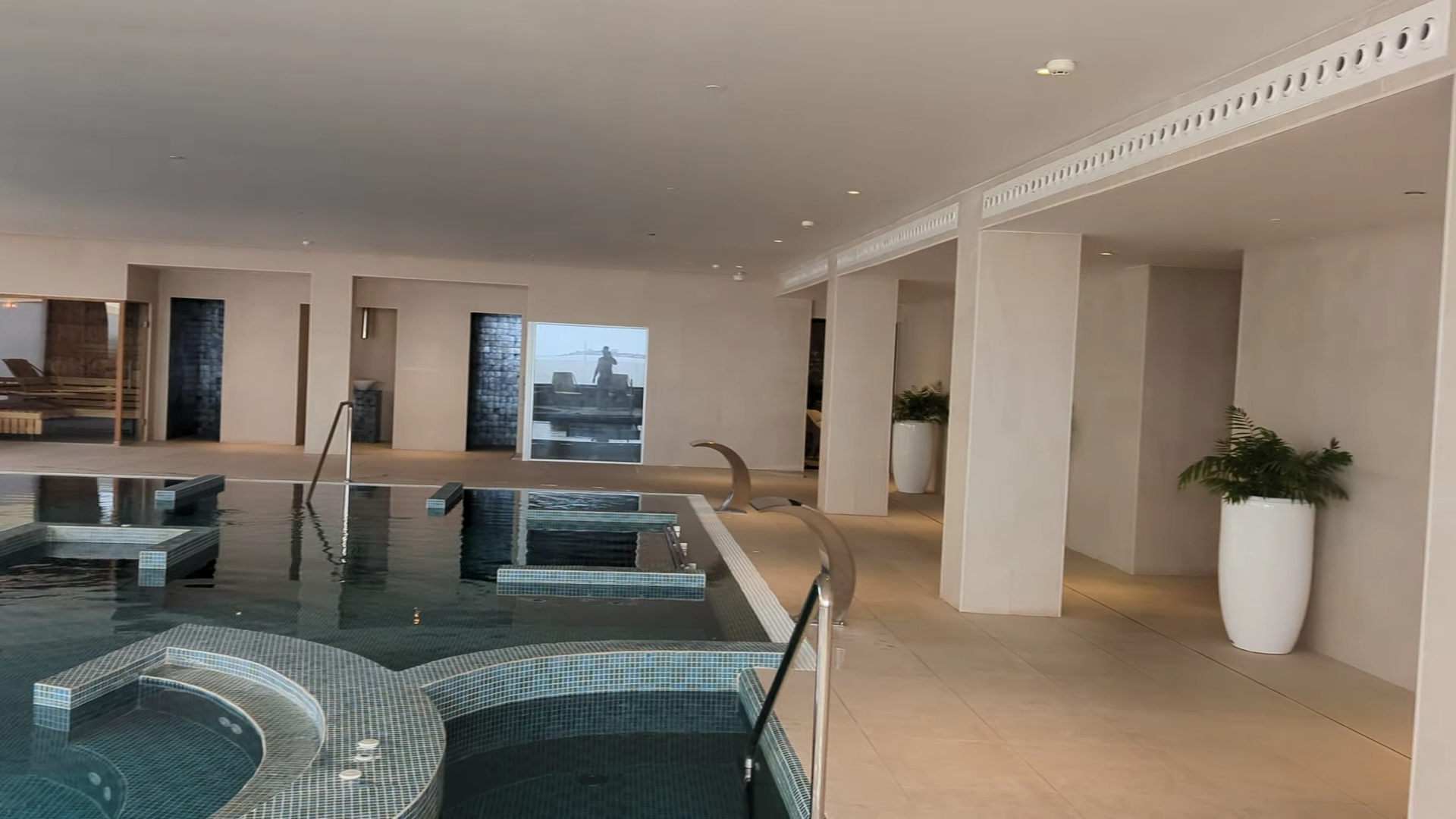 H10 Atlantic Sunset iekštelpu spa baseins ar masāžas strūklām un relaksācijas zonu Tenerifē — gaišs interjers ar modernu dizainu