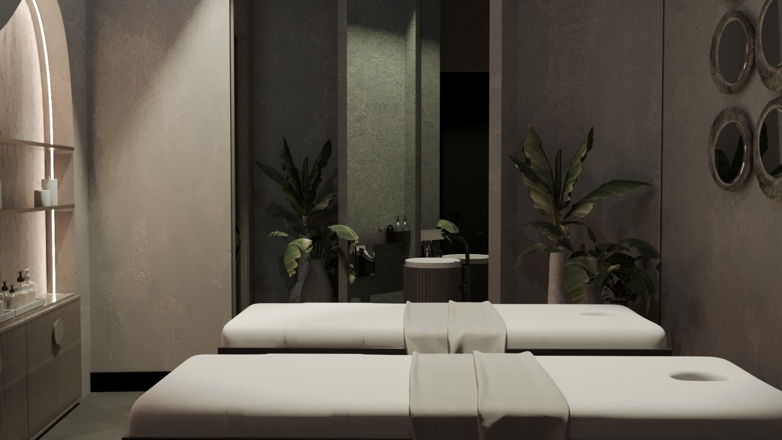 Vox Maris Resort spa centra masāžas telpa ar divām kušetēm — mierīga atmosfēra ar telpaugiem un siltu, pieklusinātu apgaismojumu