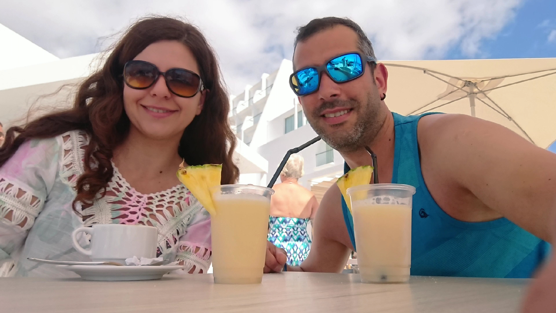 Viesi bauda kokteiļus Guayarmina Princess viesnīcas āra terasē Tenerifē — saulains laiks un atpūta pie bāra