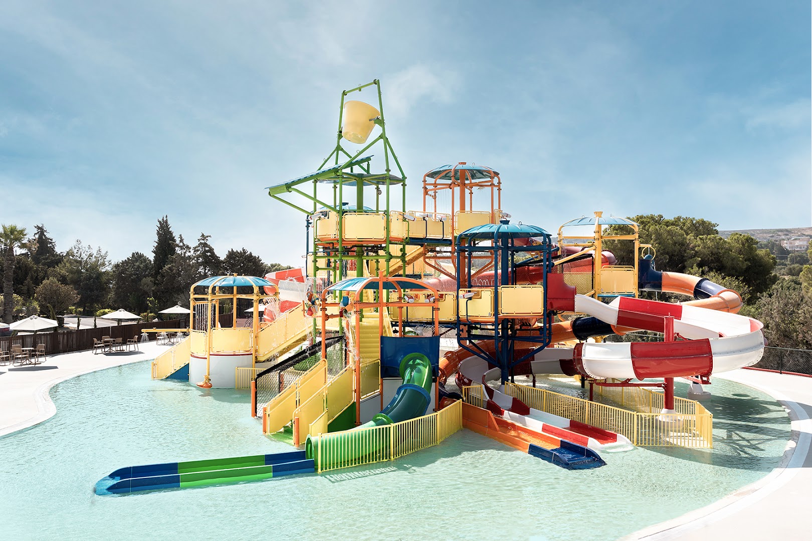 Helea Lifestyle Beach Resort akvaparks bērniem ar krāsainiem slidkalniņiem un ūdens atrakcijām Rodas salas kūrortā