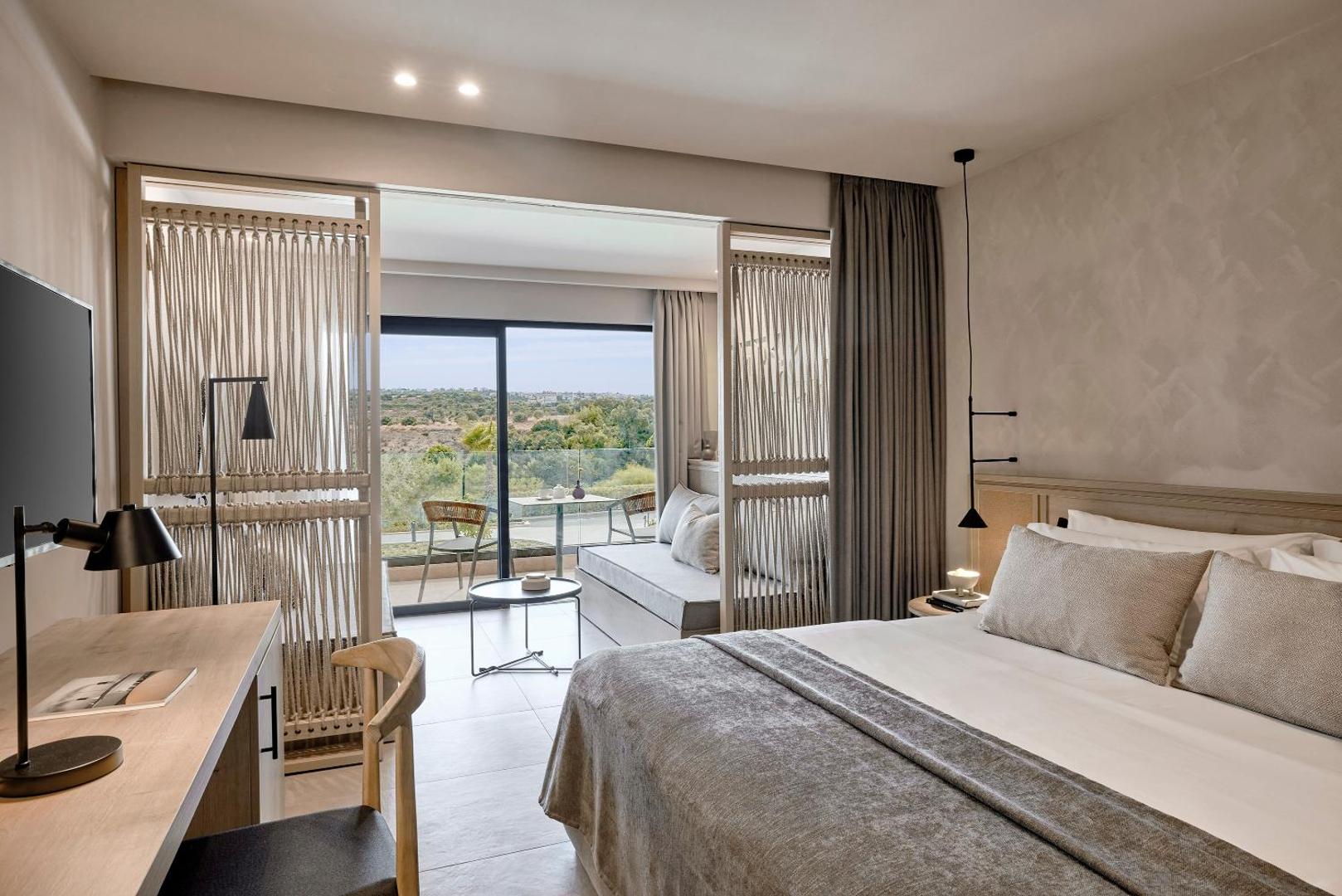 Helea Lifestyle Beach Resort numura interjers ar darba zonu un skatu uz dārzu Rodā — mūsdienīgs dizains un dabīgi materiāli