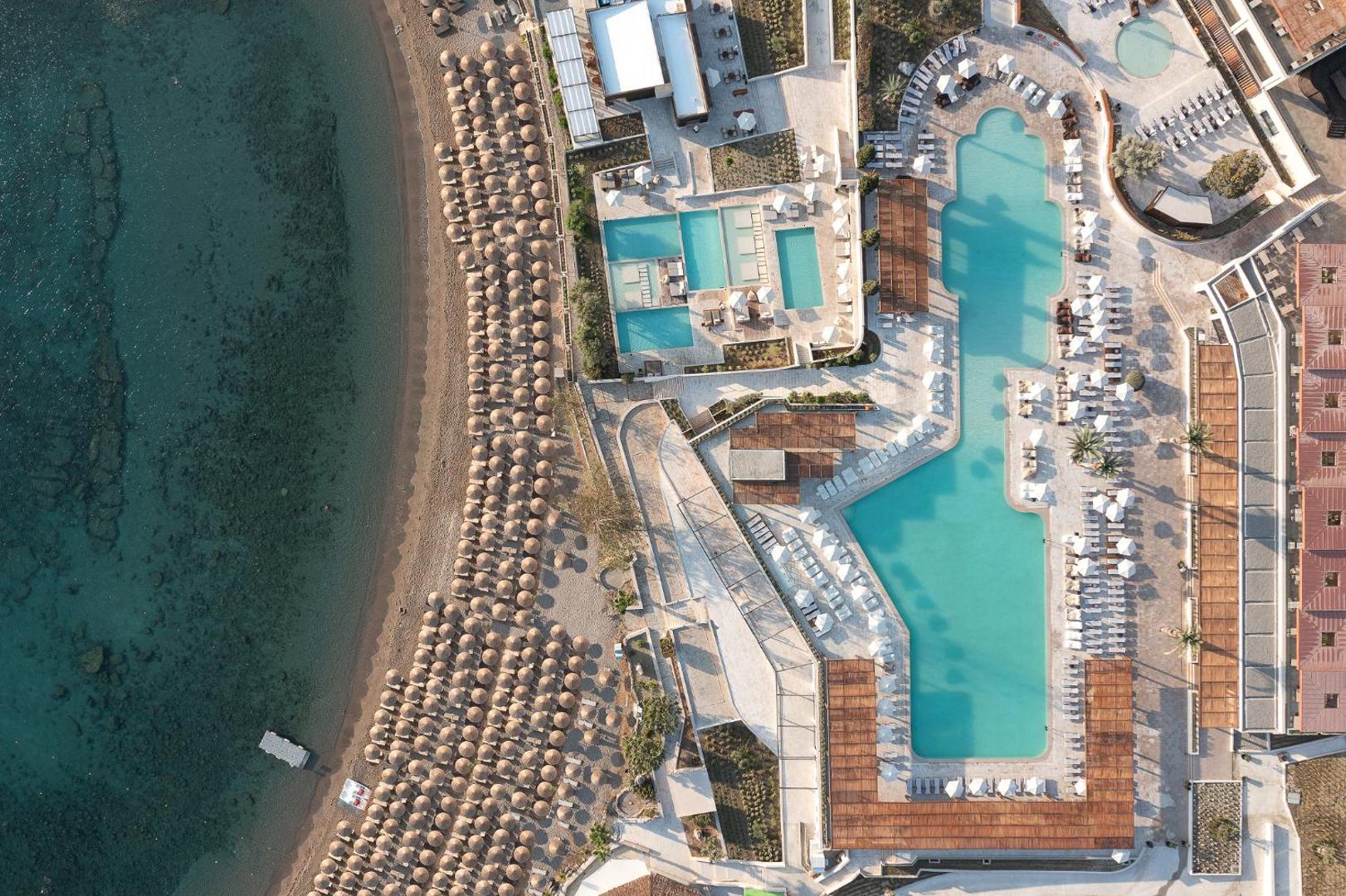 Helea Lifestyle Beach Resort skats no putna lidojuma uz galveno baseinu, privāto pludmali ar saulessargiem un kūrorta teritoriju Rodas salā