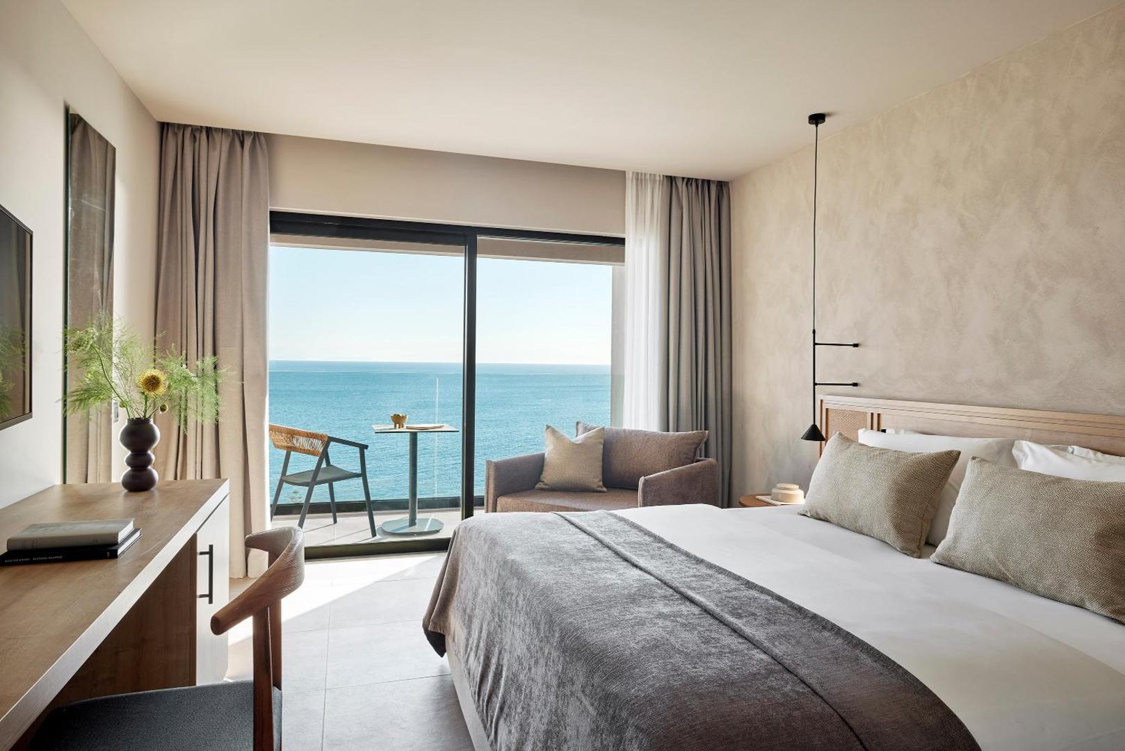 Helea Lifestyle Beach Resort moderns numurs ar skatu uz jūru, gaišu interjeru, balkonu un ērtu divguļamo gultu
