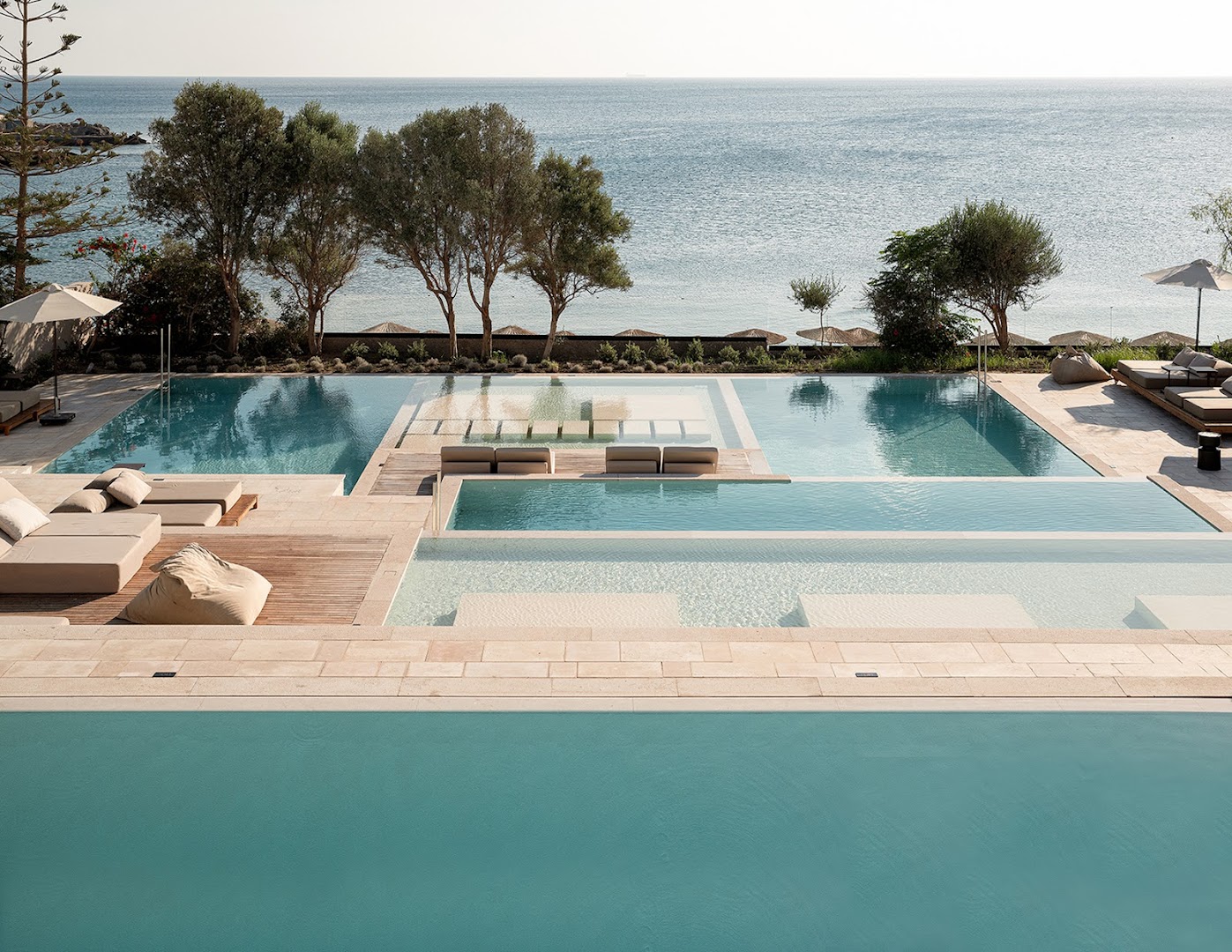 Helea Lifestyle Beach Resort kaskādes tipa baseini Rodas piekrastē ar skatu uz Egejas jūru un atpūtas zonām