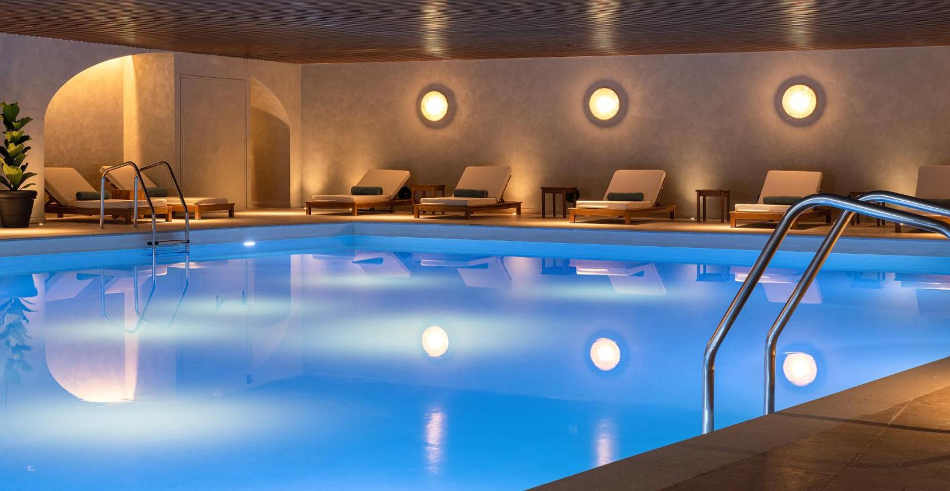 Helea Lifestyle Beach Resort iekštelpu baseins ar siltu apgaismojumu, zviļņiem un mierīgu atmosfēru spa centrā
