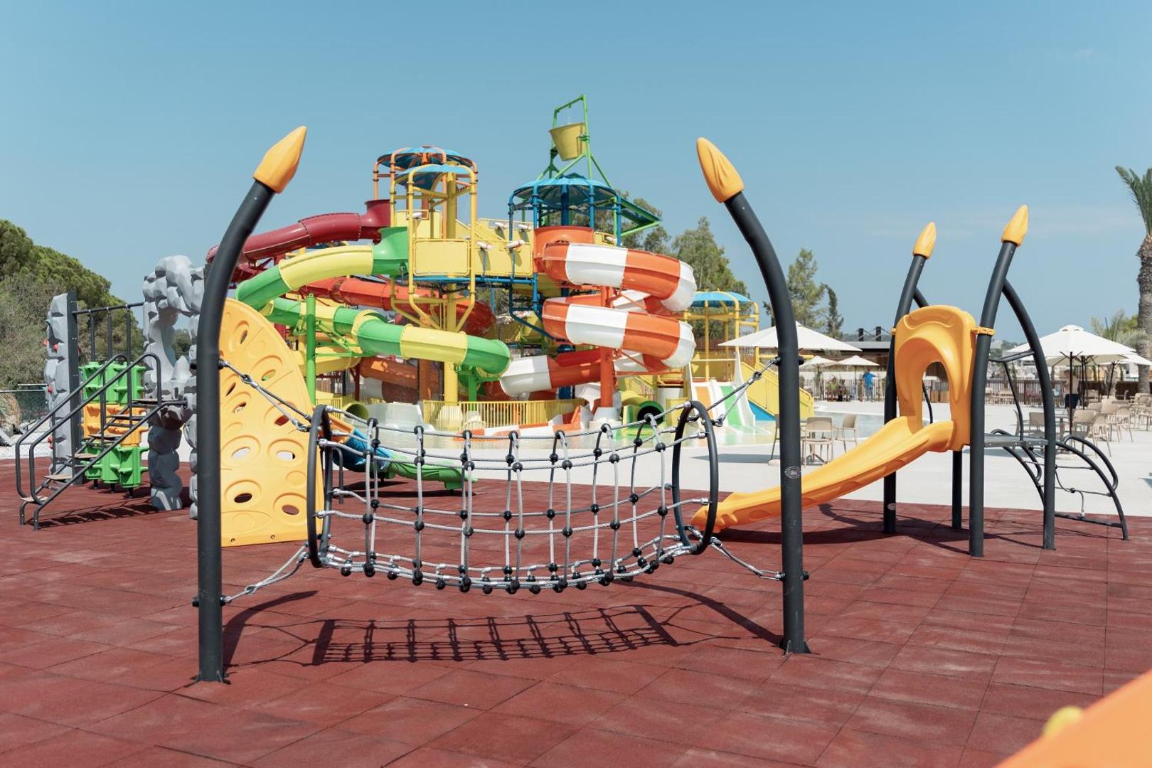 Helea Lifestyle Beach Resort akvaparks ar krāsainiem ūdens slidkalniņiem un bērnu rotaļu laukumu Rodas piekrastē