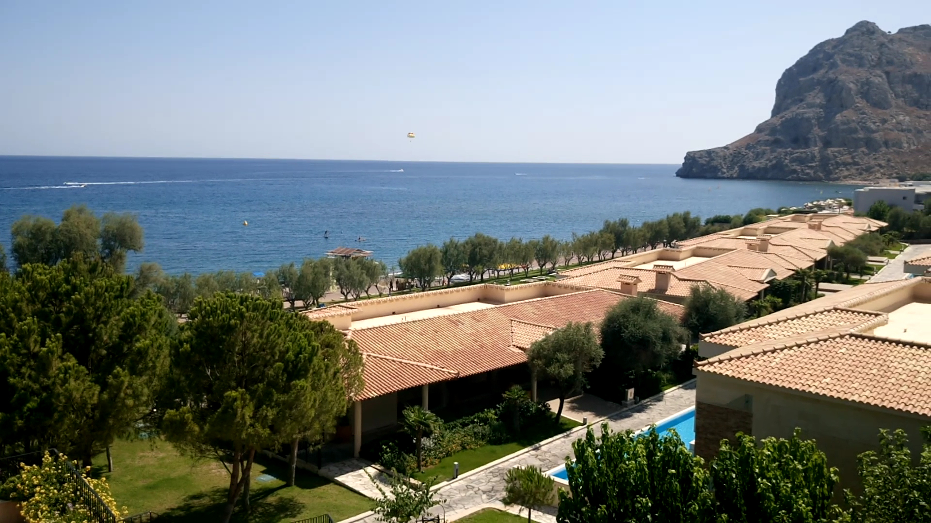 Skats no augšas uz Atlantica Imperial Resort teritoriju, bungalo tipa ēkām, dārzu un piekrasti Kolimbijā, Rodā