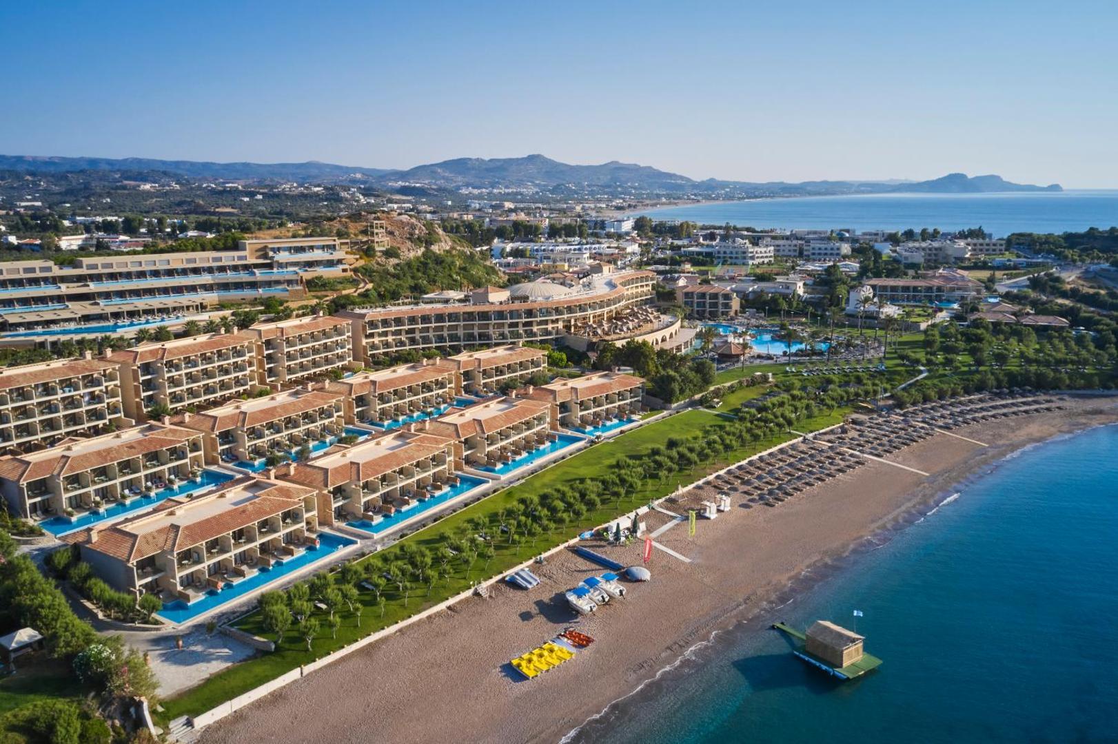 Atlantica Imperial Resort Rodas salā skats no putna lidojuma uz numuriem ar tiešu piekļuvi baseinam un privāto pludmali pie jūras
