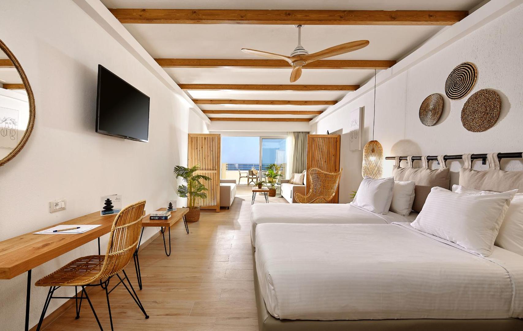 Blue Marine Resort & Spa gaišs numurs ar koka sijām, divām gultām, darba galdu un skatu uz jūru Krētā