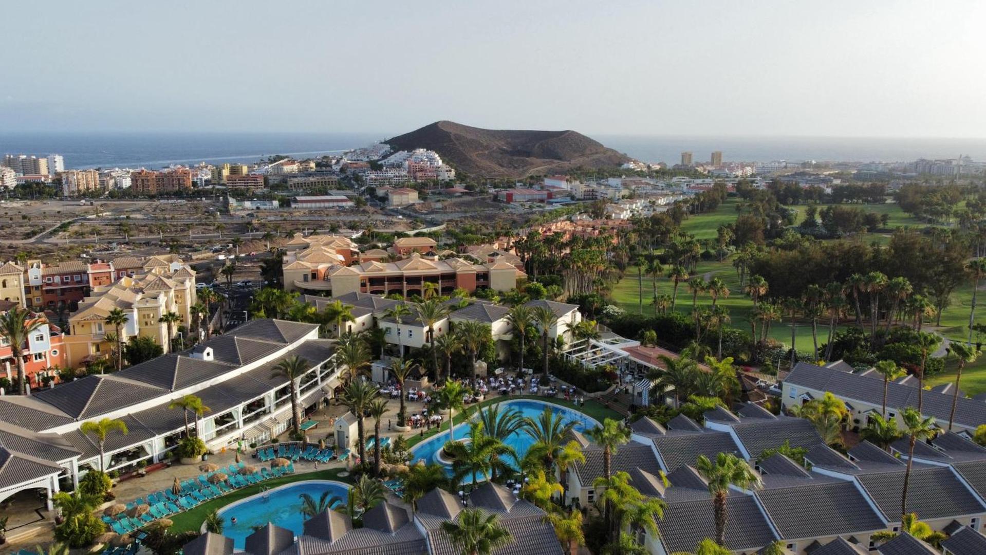 Panorāmas skats uz Gran Oasis Resort teritoriju, golfa laukumiem un kalnu fonā Tenerifes piekrastē
