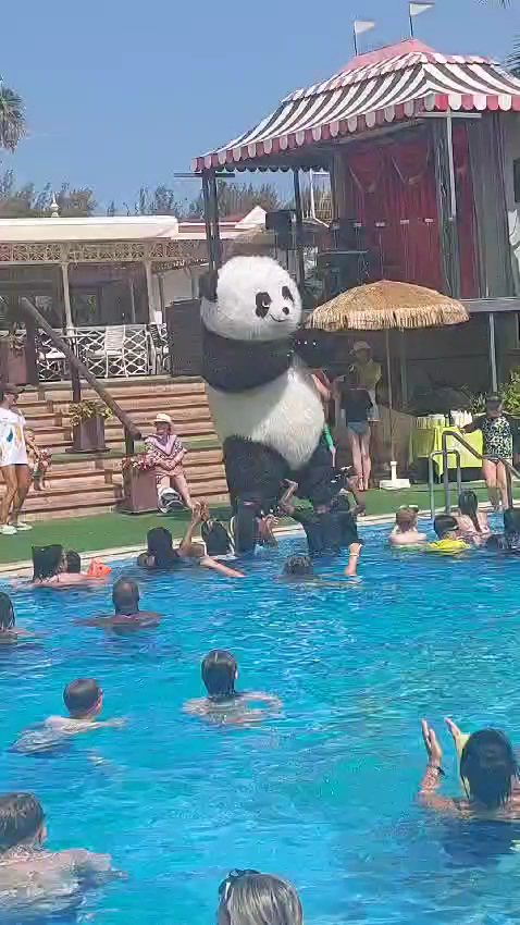 Gran Oasis Resort izklaides pasākums pie baseina ar pandas talismanu Tenerifē — viesi piedalās ūdens aerobikā un animācijā