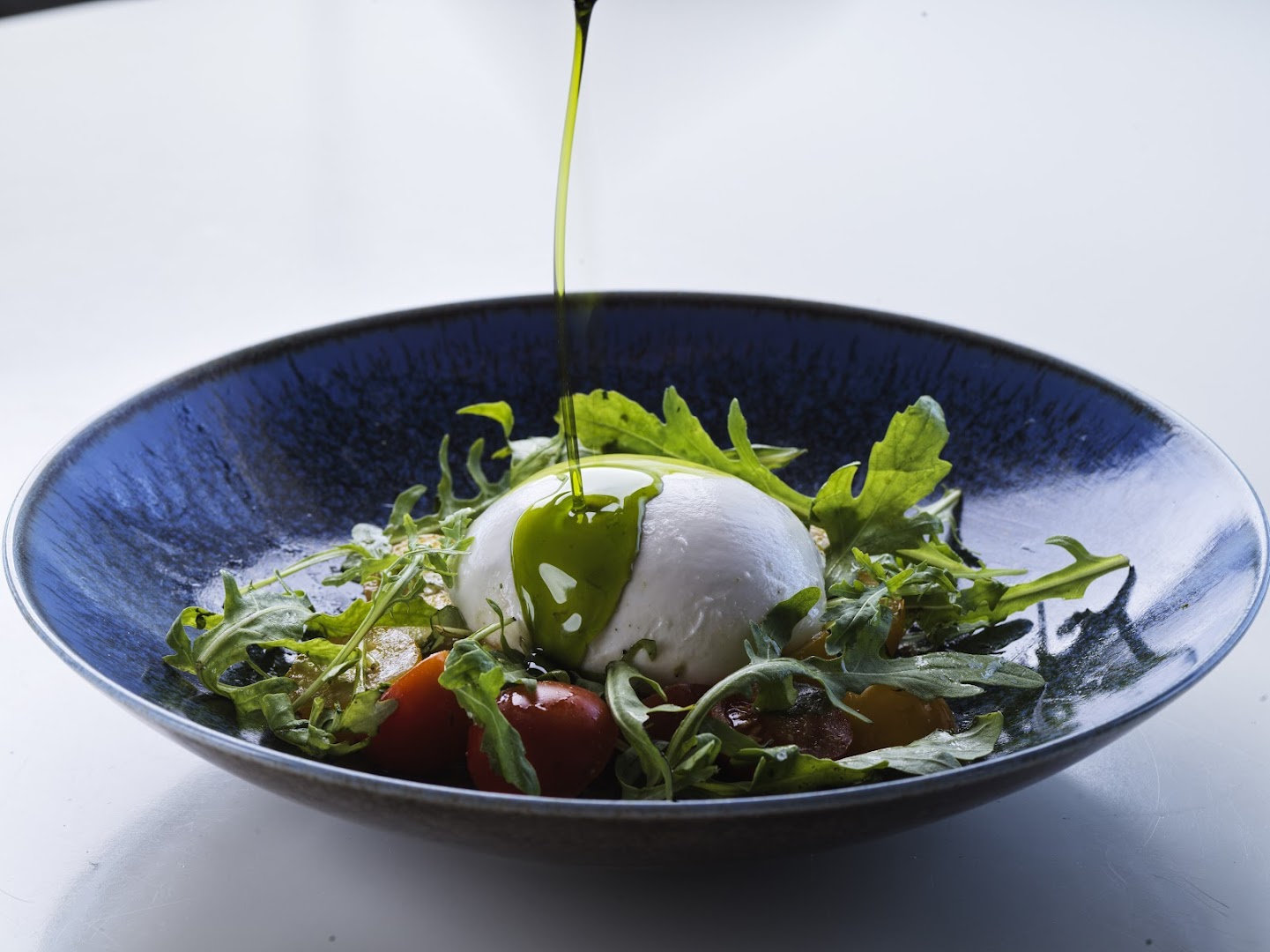Svaigi pagatavoti salāti ar burrata sieru un pesto mērci Civitel Creta Beach restorānā — daudzveidīga Vidusjūras virtuve